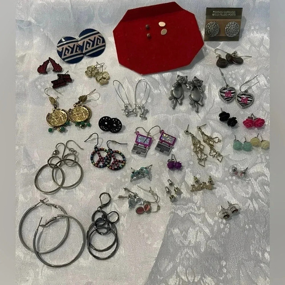 Fun earring lot for kids/women 31 pairs! Pierced earrings dangles studs fashion - Picture 1 of 10